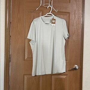 Chic Light Gray Women's Short Sleeve Tee